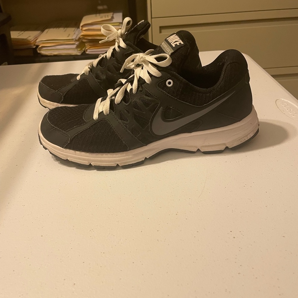 EUC Nike Relentless 2 Women’s Sneaker Size 11